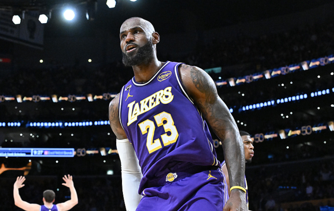 乐鱼官网-就在今天！詹姆斯打破尘封22年NBA纪录，登顶历史第一